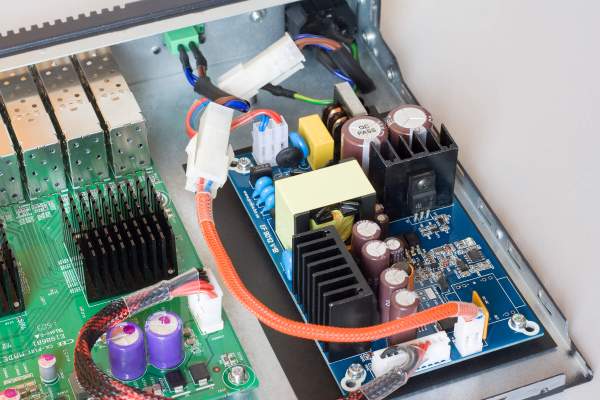 Встроенный ИБП EF9012 подключен при помощи комплекта кабелей KIT-ECS4120-28F