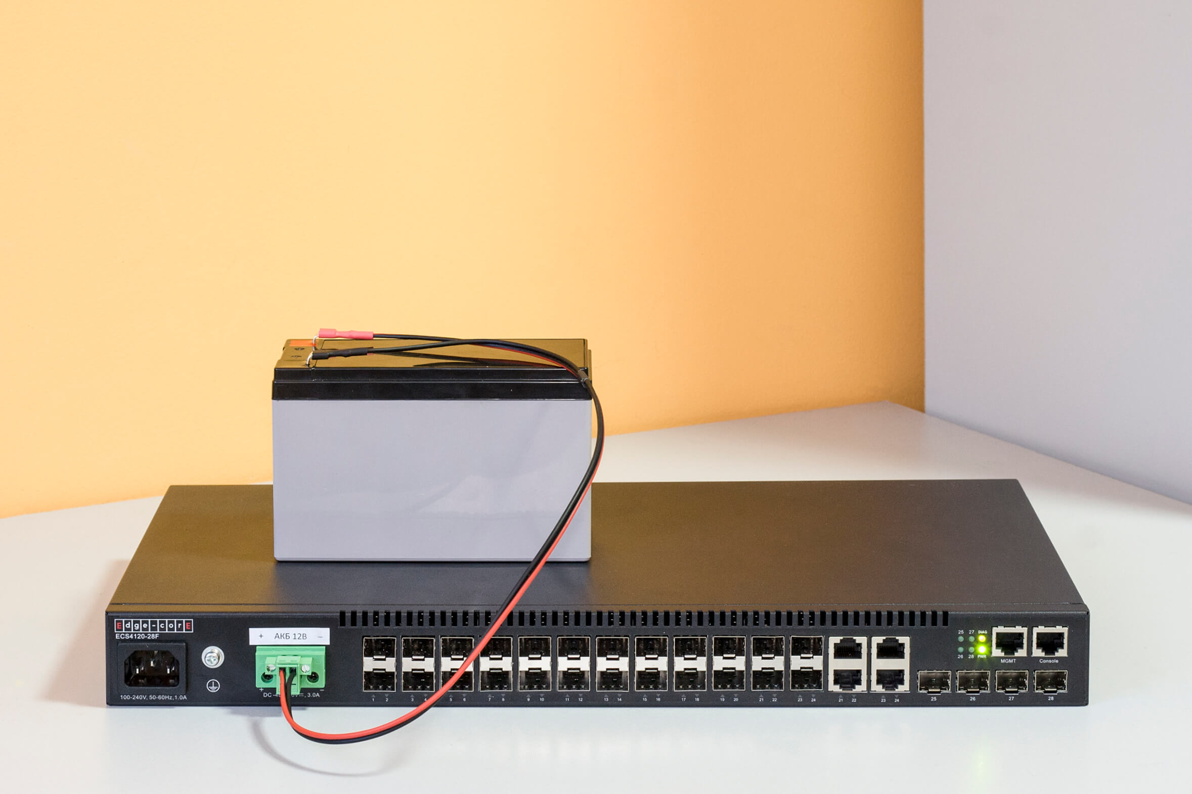Edge-Core ECS4120-28F works by battery 12 volts owing to embedded UPS EF9012