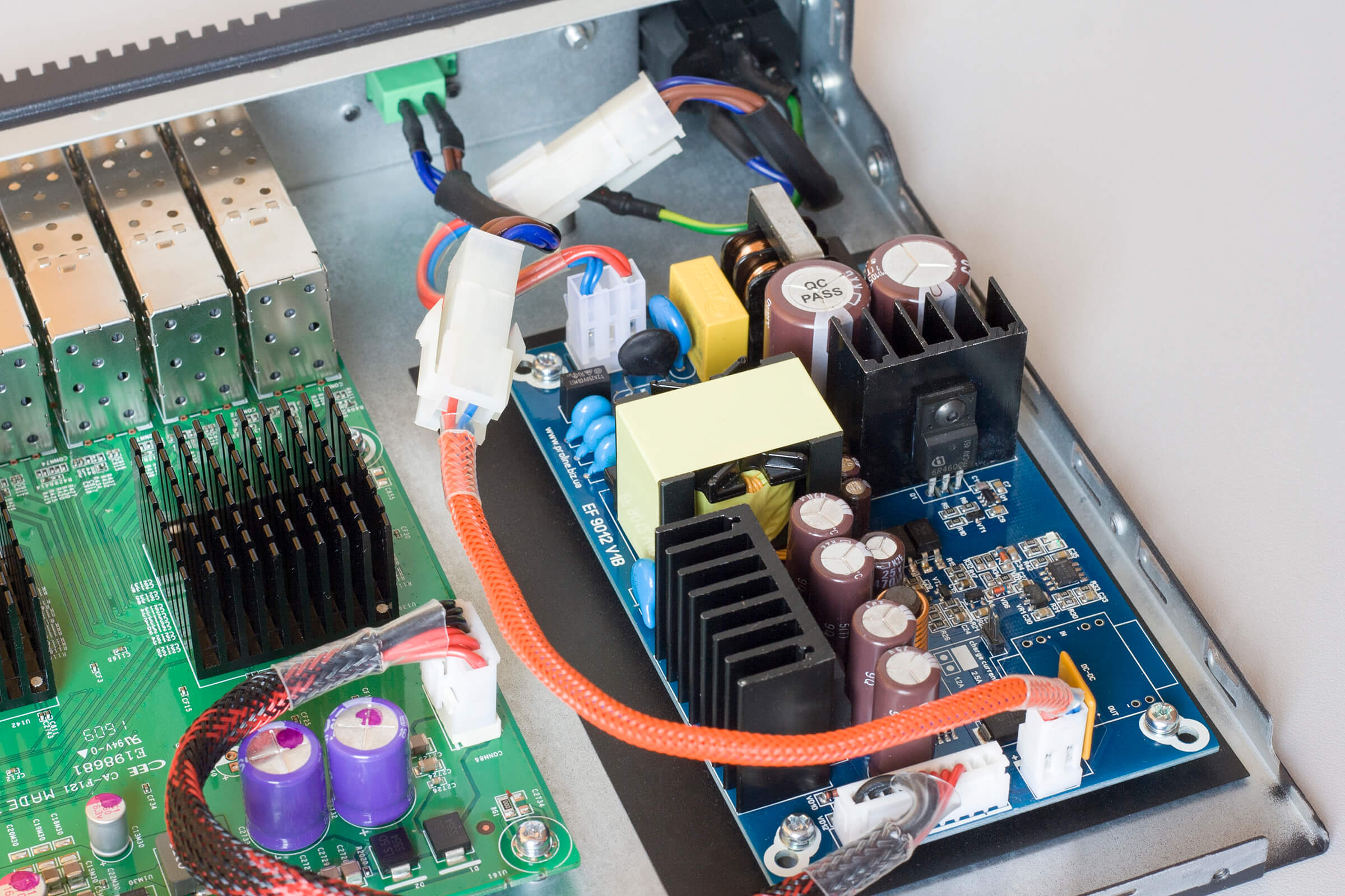 Embedded UPS EF9012 connected using the cable set KIT-ECS4120-28F
