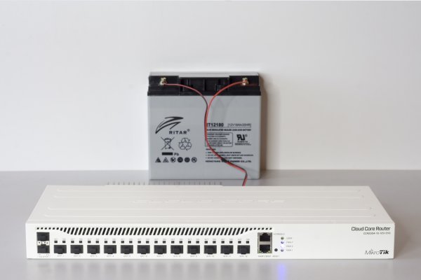 Mikrotik CCR2004-1G-12S+2XS works by battery 12 volts
